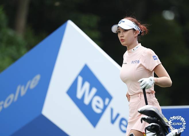 유현주가 11일 제주 서귀포 테디밸리 골프&리조트에서 열린 KLPGA투어 두산건설 위브 챔피언십에서 티샷 공략 지점을 살펴보고 있다. 사진 | KLPGA