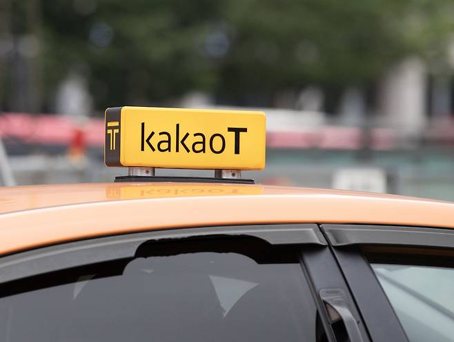 팁 결제 서비스를 시범 도입한 카카오택시. 카카오 측은 "일주일간 하루 평균 1900명 정도의 승객이 팁을 제공했다"고 밝혔다. /이태경 기자