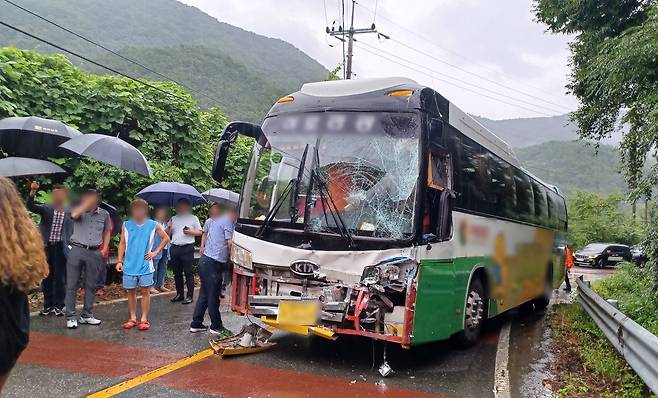 지난 9일 전남 순천시 서면 운평리 도로에 2023 세계 스카우트 잼버리 대회에 참가했다가 퇴영한 스위스 스카우트 대원들이 탄 버스가 시내버스와 충돌한 뒤 멈춰 있다. /전남소방본부