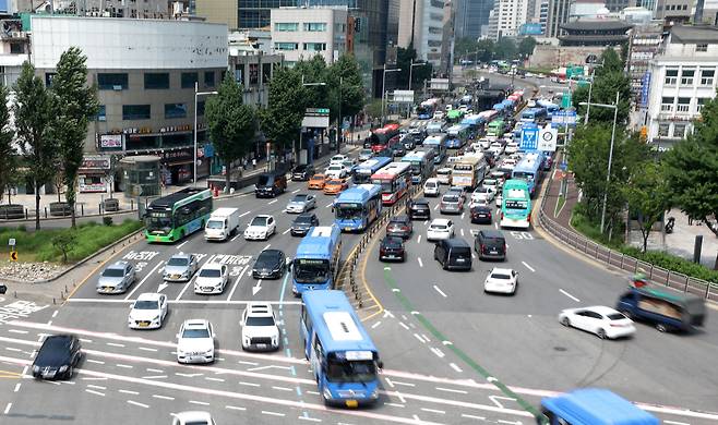지난달 20일 오후 서울 중구 서울로에서 차량들이 주행하고 있다. /뉴스1