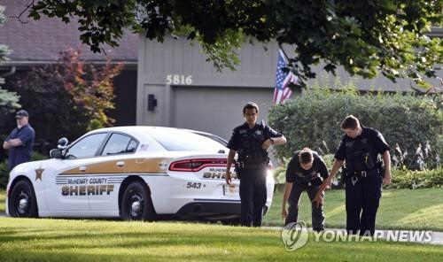 가족다툼이 총기참사로 번져 5명의 사상자를 낸 미국 시카고 교외의 현장에서 수사관들이 지난 9일(현지시간) 주택 인근을 살피고 있다. [크리스탈레이크 (美일리노이주) AP=연합뉴스]