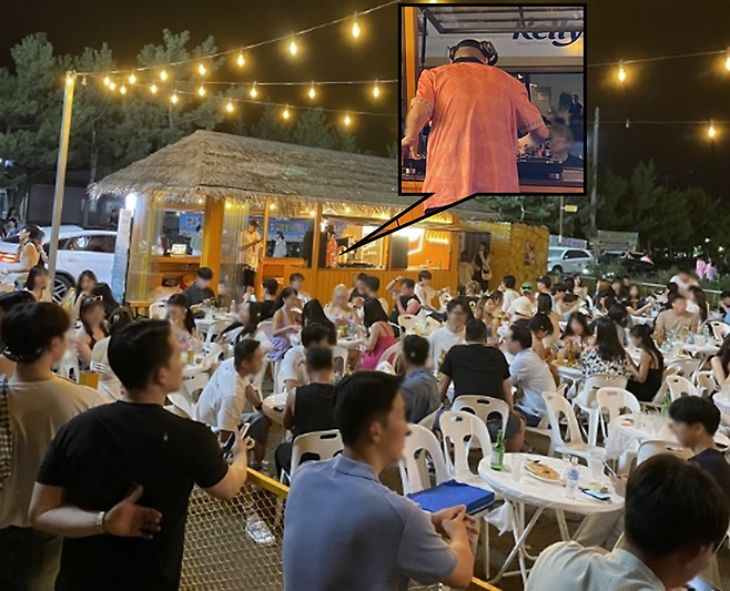 지난 4일 강원도 양양군 인구해수욕장을 찾아 디제잉 공연을 펼친 래퍼 팔로알토의 모습. 사진=임우섭 기자