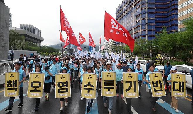 8·15범국민대회를 마친 참석자들이 행진하고 있다. 강창광 선임기자