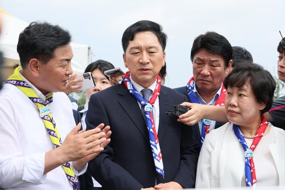 김기현(가운데) 국민의힘 대표가 지난달 27일 전북 부안군 새만금 세계 스카우트 잼버리 현장 점검을 마치고 취재진의 질문을 받고 있다. 국민의힘=뉴스1