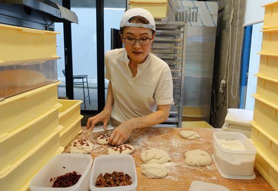 ‘콩플레’ 여주인 오해원씨. 오전 6시 30분부터 시작되는 그의 하루는 온전히 빵과 함께한다.