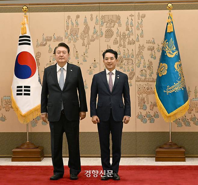 윤석열 대통령이 지난 6월 5일 용산 대통령실 청사에서 박민식 국가보훈부 장관에게 임명장을 수여한 뒤 기념촬영을 하고 있다./ 대통령실사진기자단