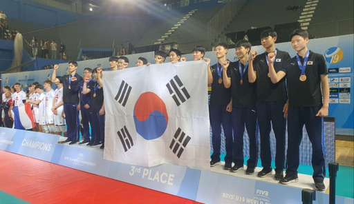 2023 국제배구연맹(FIVB) 세계남자유스(U-19)선수권대회에서 동메달을 목에건 한국 선수들이 시상대에서 태극기를 펼쳐들고 기념촬영을 하고 있다.한국중고배구연맹 제공