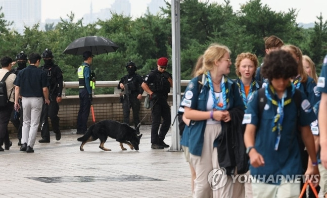 서울월드컵경기장에서 경찰특공대 탐지견이 순찰을 하는 모습 / 사진 = 연합뉴스