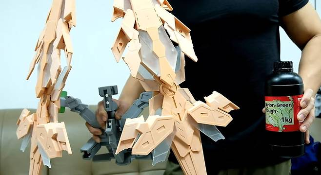 무거운 무장을 고정하게 되는 부분은 터프레진을 사용해 강도를 높였다