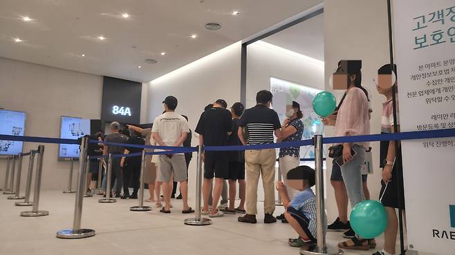 서울 송파구 ‘이문 래미안 라그란데’ 견본주택에 수요자들이 줄을 서고 있다. [이준태 기자]