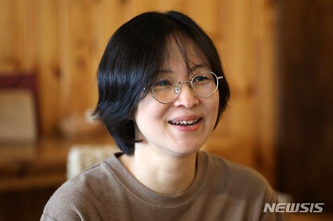 [서울=뉴시스] 박진희 기자 = 김지혜 작가가 11일 서울 마포구 한 카페에서 인터뷰 하고 있다. 2023.08.12. pak7130@newsis.com