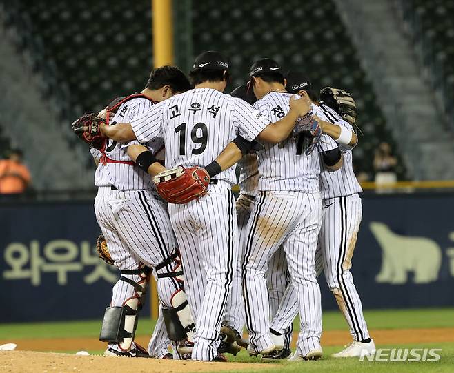 [서울=뉴시스] 김명년 기자 = 2일 서울 송파구 잠실야구장에서 열린 2023 프로야구 KBO리그 키움 히어로즈 대 LG 트윈스의 경기, 6대 3으로 LG트윈스의 승리, LG 선수들이 기쁨을 나누고 있다. 2023.08.02. kmn@newsis.com