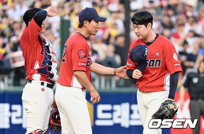 [OSEN=부산, 이석우 기자]롯데 자이언츠 선발 투수 정성종이 2회 1사 1,2루 5실점 후 교체되고 있다. 2023.08.12 / foto0307@osen.co.kr