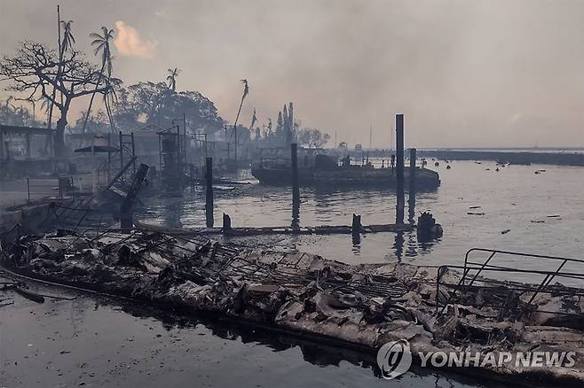 하와이 대형 산불로 초토화된 해안가 (라하이나[美하와이주] 로이터=연합뉴스) 대형 산불이 휩쓴 미국 하와이주 마우이섬 유명 관광지 라하이나의 해안가가 9일(현지시간) 초토화돼 있다. 전날 밤 발생한 화재가 허리케인 '도라' 영향으로 빠르게 번지면서 이 지역에서 최소 6명이 사망하고 24명이 부상했다고 알려졌다. 2023.08.10 besthope@yna.co.kr