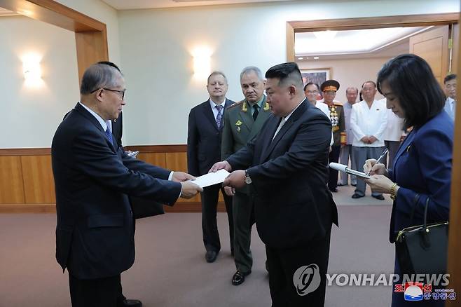 북한 김정은, 중·러 대표단들과 공연관람 (평양 조선중앙통신=연합뉴스) 김정은 북한 국무위원장이 '전승절'(6ㆍ25전쟁 정전협정기념일) 70주년 행사 참석차 방북한 러시아 군사대표단, 중국 정부 대표단과 함께 공연을 관람했다고 조선중앙통신이 27일 보도했다. 사진은 공연 시작 전 리훙중 중국 전국인민대표대회(전인대) 상무위원회 부위원장이 김 위원장에게 시진핑 주석의 친서를 건네는 모습. 2023.7.27 
    [국내에서만 사용가능. 재배포 금지. For Use Only in the Republic of Korea. No Redistribution] nkphoto@yna.co.kr