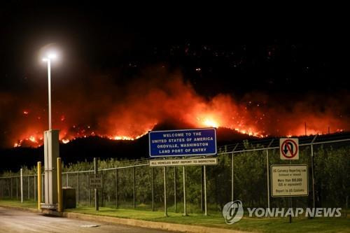 캐나다 서부의 미국 접경 산악지대 산불 현장 [로이터=연합뉴스]