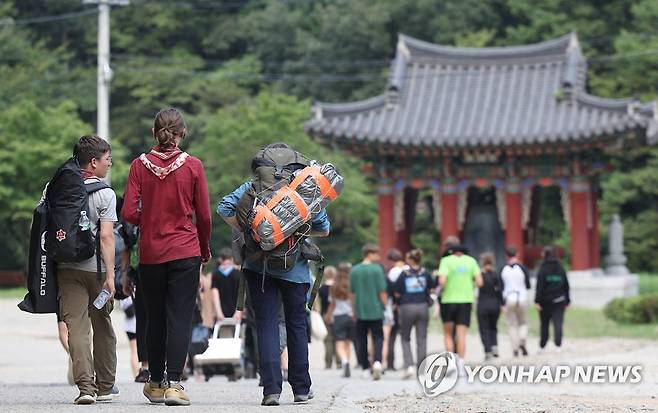 경주 찾은 잼버리 대원들 (경주=연합뉴스) 윤관식 기자 = 12일 경북 경주시 골굴사에서 독일 잼버리 대원들이 템플 스테이 체험을 위해 이동하고 있다. 2023.8.12 psik@yna.co.kr