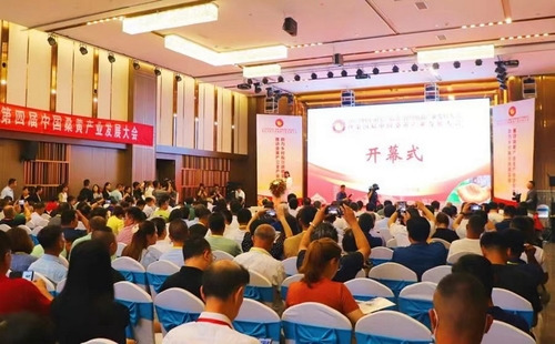 At the opening ceremony, Zhou Zhongwei, director of the Agriculture and Rural Affairs Bureau and Rural Revitalization Bureau of Liaocheng, introduces and promotes the "three new treasures" of Liaocheng.