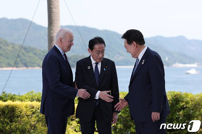 윤석열 대통령과 조 바이든 미국 대통령, 기시다 후미오 일본 총리가 21일 히로시마 G7 정상회의장인 그랜드 프린스 호텔에서 열린 한미일 정상회담에서 악수를 나누고 있다. (대통령실 제공) 2023.5.21/뉴스1 ⓒ News1 오대일 기자