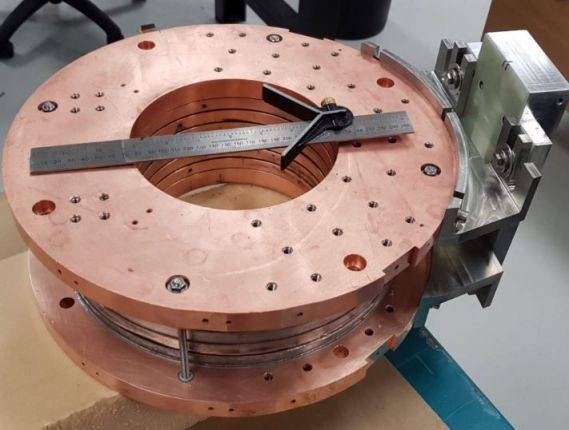 영국 토카막 에너지 사의 REBCO 고온 초전도 테이프. 이런 초전도 테이프는 비록 실온은 아닐지라도 기존 초전도체보다는 훨씬 높은 온도인 -200~-180도에서 작동 가능하다. [이미지출처=토카막 에너지]