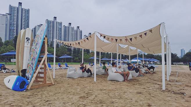 서울 잠실 한강공원에 조성된 해변 쉼터. /서울시 제공