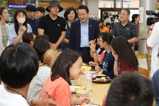 김영환 충북지사가 12일 청주대학교에 숙소를 푼 새만금 세계스카우트잼버리 행사에 참석한 대원들에게 환송 메시지를 전달하고 있다.