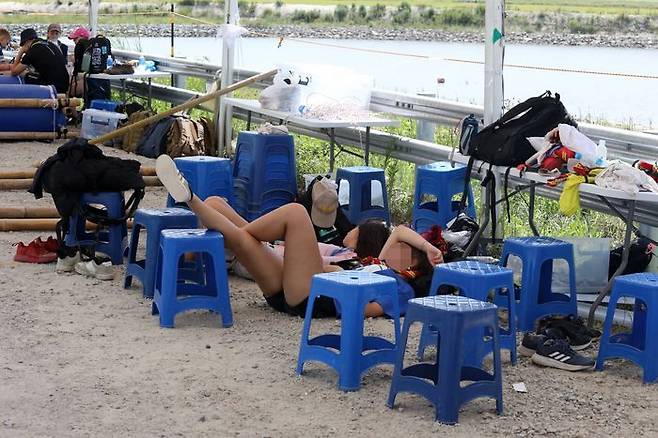 '2023 새만금 제25회 세계스카우트잼버리'가 열리고 있는 지난 3일 전북 부안군 세계스카우트잼버리 뗏목 체험장에서 스카우트 대원들이 연일 이어지는 폭염을 피해 휴식을 하고 있다. ⓒ뉴시스