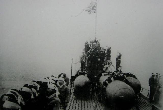 태평양전쟁 당시 일본군 잠수함의 갑판에 인간어뢰 가이텐(回天)이 실려 있다. 위키백과 캡처