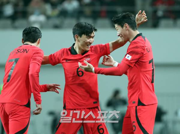 위르겐 클린스만 감독이 이끄는 대한민국 축구대표팀이 28일 오후 서울 마포구 서울월드컵경기장에서 우루과이를 상대로 평가전을 가졌다. 후반 동점골을 넣은 황인범이 손흥민, 황의조의 축하를 받고 있다. 상암=김민규 기자 mgkim1@edaily.co.kr