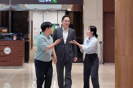 이재용 삼성전자 회장이 오는 15일로 작년 8·15 광복절 특별사면으로 복권된지 1년을 맞는다. 이재용 삼성전자 회장이 프랑스와 베트남 출장을 마치고 지난 6월 24일 서울김포비즈니스항공센터를 통해 귀국하고 있다. 연합뉴스