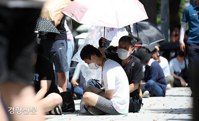 우산이 돼 줄게 전국장애인부모연대와 전국특수교사노동조합 등의 회원들이 지난 7일 서울 종로구 정부서울청사 후문 앞에서 집회를 열고 교육부가 자폐 혐오를 방치하고 교사와 학부모에게 책임을 전가하고 있다고 주장했다. 한 장애인활동지원가가 햇빛을 가리기 위해 기자회견 참가자에게 우산을 씌워주고 있다. 권도현 기자 lightroad@kyunghyang.com