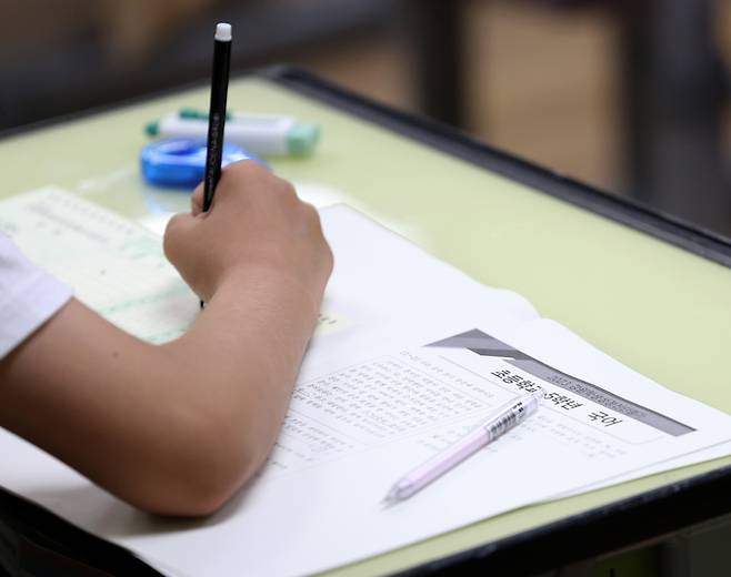 한 초등학교에서 어린이가 평가문제를 풀고 있다. 사진은 기사와 관련 없음. [사진=연합뉴스]