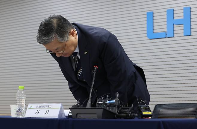 이한준  한국토지주택공사(LH) 사장이 지난 11일 오전 서울 강남구 서울지역본부에서 열린 무량판 구조 적용 아파트 전수조사 관련 기자회견에서 국민들에게 사과하고 있다. [사진 출처 = 연합뉴스]