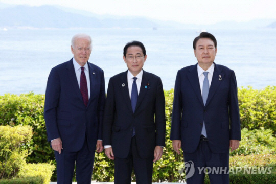 한미일 윤석열(오른쪽부터) 대통령과 기시다 후미오 일본 총리, 조 바이든 미국 대통령이 지난 5월 21일 일본 히로시마에서 열린 주요 7개국(G7) 정상회의에서 만나 기념사진을 찍고 있다. 연합뉴스