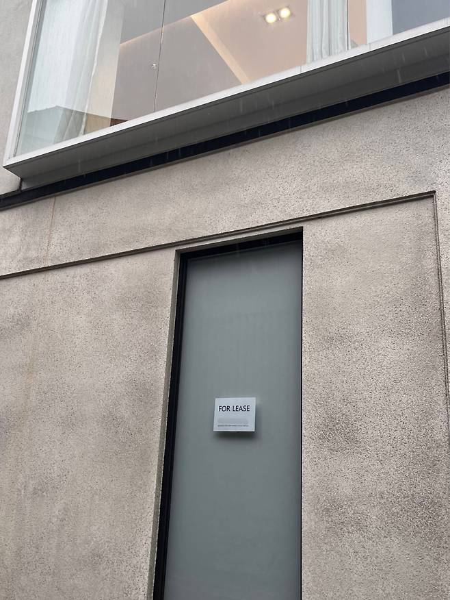 서울 강남구 신사동 가로수길에 위치한 한 건물 주인이 임차인을 구하고 있다.[사진=박자연 기자]