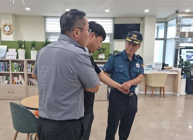 [보은=뉴시스] 안성수 기자 = 충북 보은군과 보은경찰서가 합동 특이민원 발생 대비 모의훈련을 하는 모습. (사진=보은군 제공) 2023.8.13. photo@newsis.com *재판매 및 DB 금지