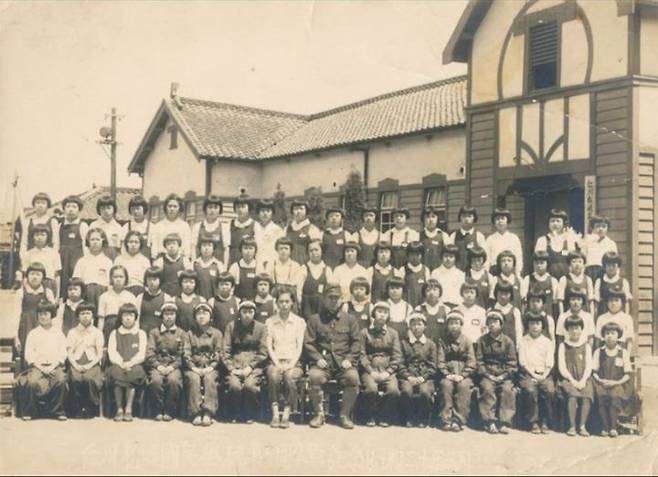 [인천=뉴시스] 1944 년 9월 인천송현공립초등학교 6학년 여학생 사진  (사진=식민지역사박물관 제공) *재판매 및 DB 금지