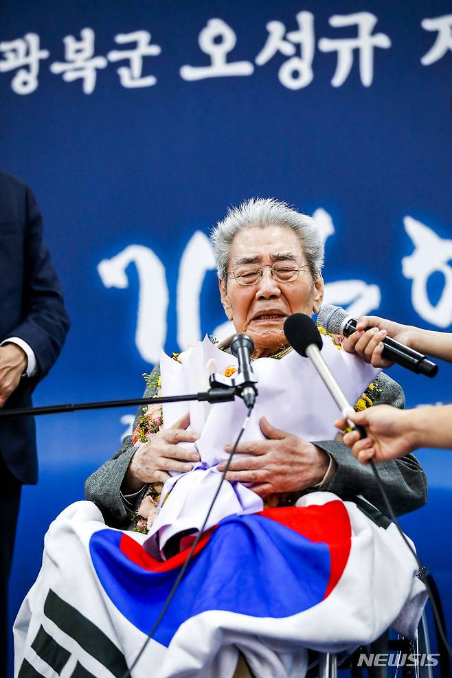 [서울=뉴시스] 정병혁 기자 = '한국광복군 제3지대' 출신으로 일본에 생존해 있는 유일한 독립유공자인 오성규 애국지사가 13일 서울 강서구 김포국제공항에서 열린 환국 환영행사에서 소감을 밝히고 있다. 2023.08.13. jhope@newsis.com