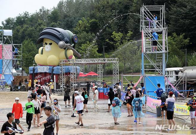 [서울=뉴시스] 고승민 기자 = 13일 서울 마포구 문화비축기지에서 열린 2023 물총축제를 찾은 시민들이 물과 함께 더위를 잊고 있다. 2023.08.13. kkssmm99@newsis.com