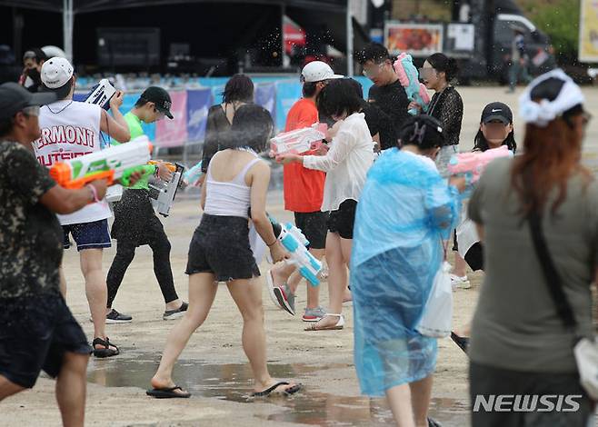 [서울=뉴시스] 고승민 기자 = 13일 서울 마포구 문화비축기지에서 열린 2023 물총축제를 찾은 시민들이 물과 함께 더위를 잊고 있다. 2023.08.13. kkssmm99@newsis.com