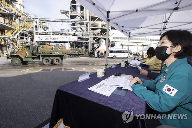 한화진 환경부 장관이 작년 11월 25일 오후 전북 군산시에서 진행된 화학사고 대응 유관기관 합동 모의훈련을 지켜보고 있다. [환경부 제공. 재판매 및 DB 금지]