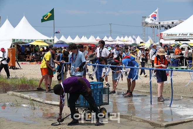 2023 새만금 세계스카우트잼버리 참가자들이 지난 4일 오전 전북 부안군 잼버리 델타구역에서 물을 뿌리며 더위를 식히고 있다.(사진=이데일리 노진환 기자)