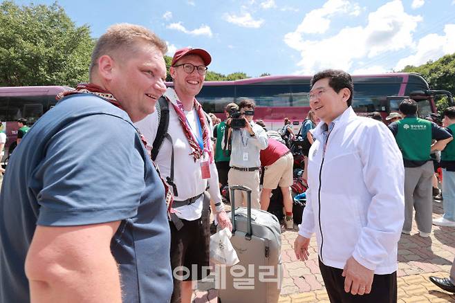 이상일 용인특례시장이 지난 8일 잼버리 대원의 임시숙소인 명지대를 찾아 대원들과 인사를 나누고 있다.(사진=용인시)