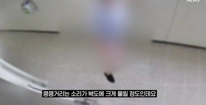 임대아파트에 입주한 여성이 입주 2주후부터 아래층 여성이 현관문에 발길질을 하고 있다는 사연을 전한 가운데 CCTV에 담긴 아래층 여성의 모습. (사진=SBS 캡처)