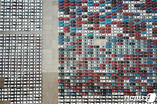 선적을 위해 중국의 주요항구인 리엔윈깡에 대기하고 있는 차량들. ⓒ 로이터=뉴스1 ⓒ News1 박형기 기자