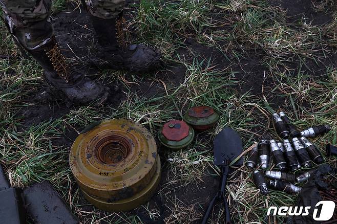 12일(현지시간) 우크라이나 도네츠크 북부에서 우크라이나군 지뢰제거대가 발견한 지뢰의 잔해들. 22.12.12 ⓒ 로이터=뉴스1 ⓒ News1 김예슬 기자