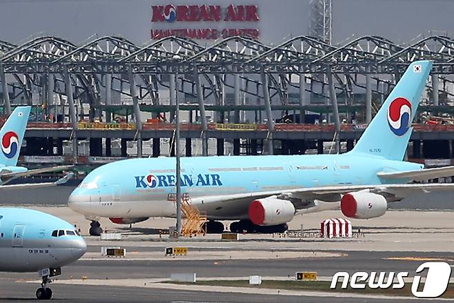 인천국제공항 제2여객터미널 계류장에 대한항공 A380 여객기가 머무르고 있다. 2022.5.16/뉴스1 ⓒ News1 민경석 기자