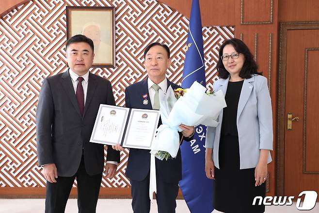 14일 몽골 교육과학부에서 설동호 대전시교육감이 몽골 최고 훈장인 '친선우호훈장'을 받았다.(왼쪽부터)간바야르 간볼드 몽골 교육과학부 차관, 설동호 교육감 , 체데브수렝 몽골 교육과학부 사무차관.(대전시교육청 제공)/뉴스1