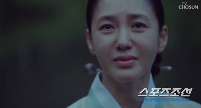 Park Joo-Mi and Kim Min-joon went back to the Korean under Japanese rule and made love to The Getaway, and Choi Myeong-Gil met a tragedy of dementia.There are so many unexplained stories, its time for season 2.On the last broadcast on the 13th, Lady Durian was the story of the family who learned about the story of Jasins past life.Prior to this, Chairman Baek Doi (Choi Myeong-Gil), who registered his marriage beyond the 30-year age gap, introduced Jun Nam (Kwak Min-ho) to his family.Yoon Hae-young, who has loved her mother-in-law Baek Do-i for homosexuality, initially thought this was Baeks play, but sobbed, greatly frustrated that her father-in-law was Jasins cousin.In the meantime, I learned all of the twisted and twisted familys past life because of the housekeeper who heard it, and I decided to break up with Ayla (Kim Chae Yeon) knowing that Jasin was in a relationship with Sojour (Lee Dae Yeon) in his previous life.Kim Min-joon, who has been deeply shaken by Durian, has been deeply shaken by the realization of his past life, and Durian has decided to return to the Korea under Japanese rule on the day of the eclipse after the bitterness of all these situations. I found the pond of the cottage.At the same time, Junam went to the pond for hunting and went into the pond to retrieve the sunglasses that Doi had given him. The sense of unity that found the cottage also found Durian who wanted to return to the past in the pond.And again, Korea under Japanese rule. My mother-in-law, Baekdoi, lets Durian and Kim Min-joon spend the first night, and the next morning, the situation is 180 degrees different from the past.Dolsoe and Durian did The Getaway.After returning to the present, Sozer was left alone to give birth to a single child, and succeeded as an actress and won the Best Actress Award.But is it because of the karma of his past life?Baekdoi, who lost his two beloved men, his son and his son at the same time, lost his mind. As he ate the potato chips he had eaten with his son in schoolgirl uniform at home, Baekdoi even said, Its my mother.A condition so serious that the helper said, Ill have to be hospitalized again.Chi-jung (Ji Young-san), who bullied Durian in her previous life, also found out that the daughter born by Goumi (Hwang Mi-na) was not Jasins biological daughter, and returned to Baekdois house alone.And when I saw my mother, not the right mental state, I was tearful, and I went back to the Korea under Japanese rule and watched Baek Doi kill Jasin, saying that he should not forgive Jasin, and Thank you for letting me spend one night with my baby The drama ended with a confession of love for Durian, who was sad. I was expecting the success of the soju, but I am sorry to skip it in the middle.  But the whiteness of the present life is wonderful, and I have kept Durian very well, but it is too harsh. On the other hand, Park Joo-Mi - Choi Myeong-Gil - Kim Min-joon - Han Da-gam - Jeon-min - Yoon Hae-young - Ji Young-san - Yoo Jung-hoo - Lee Dae-yeon left the last episode of TV Chosun Lady Durian .Park Joo-Mi of Durian, who showed a fateful romance beyond time and space, said, It was a novelty to play a feminine character that is different from an enterprising character.It was an honor to express the ambassadors of the artist who painted the soft toughness of Korean under Japanese rule women perfectly and beautifully at the same time with wit, he said.Choi Myeong-Gil, who played the role of Baek Do Lee, chairman of the chaebol with charisma and elegance, and played the 30-year-old love line, said, I was very happy and happy to have a new and fresh spin-off.I think it was an opportunity to show a variety of things that I have not shown so far. Kim Min-joon, who led a fateful romance with a sense of unity and dignity, expressed his gratitude to viewers, saying, Thank you so much for loving and enjoying Lady Durian.