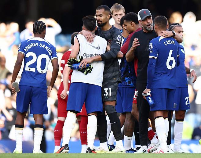 Liverpool's German manager Jurgen Klopp (2R) talks to Chelsea's Brazilian defender #06 Thiago Silva following the English Premier League football match between Chelsea and Liverpool at Stamford Bridge in London on August 13, 2023. The match ended in a draw at 1-1. (Photo by HENRY NICHOLLS / AFP) / RESTRICTED TO EDITORIAL USE. No use with unauthorized audio, video, data, fixture lists, club/league logos or 'live' services. Online in-match use limited to 120 images. An additional 40 images may be used in extra time. No video emulation. Social media in-match use limited to 120 images. An additional 40 images may be used in extra time. No use in betting publications, games or single club/league/player publications. /